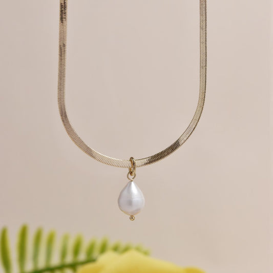 Fashion herringbone and pearl necklace