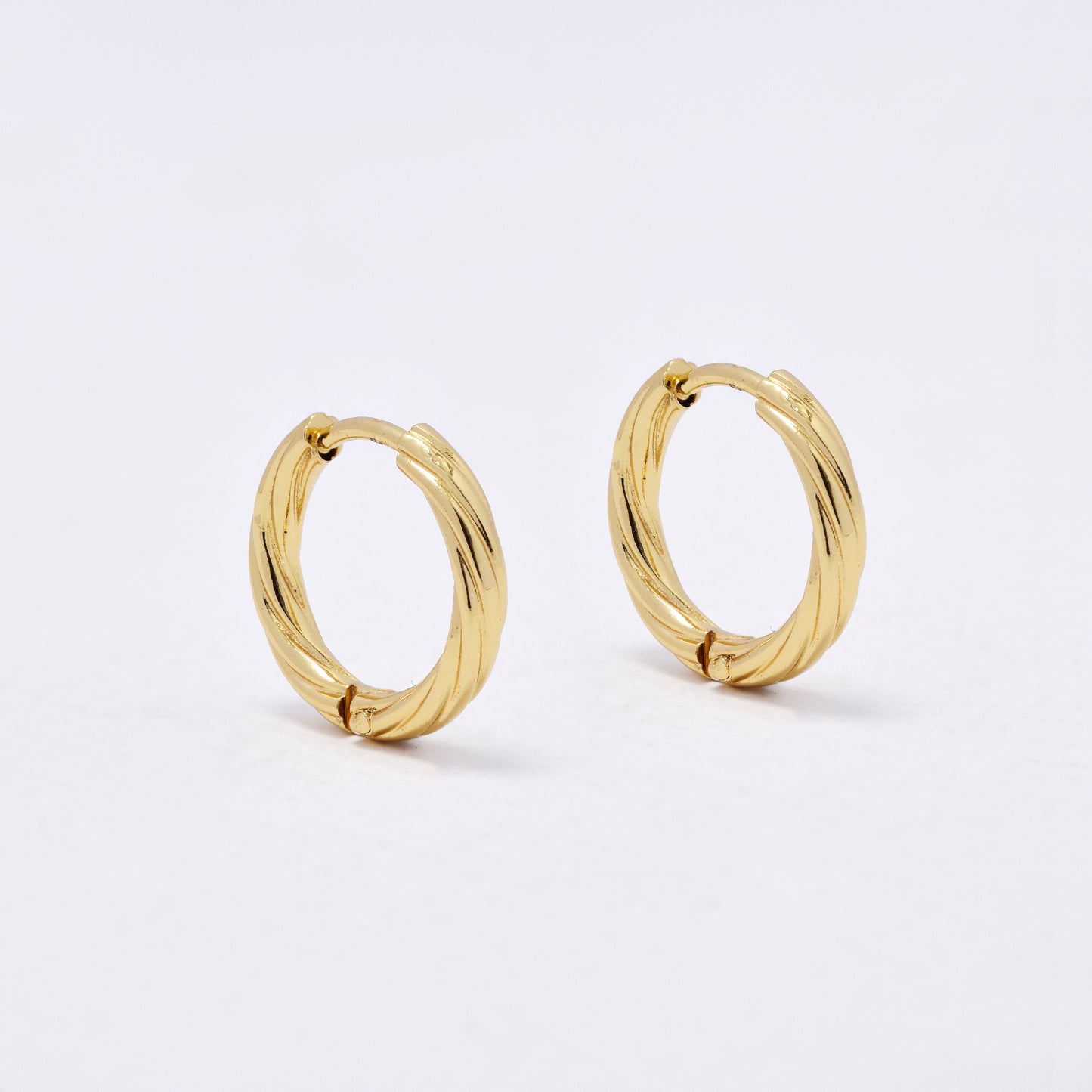 SSYE5963 - St Steel Twisty hoop earrings