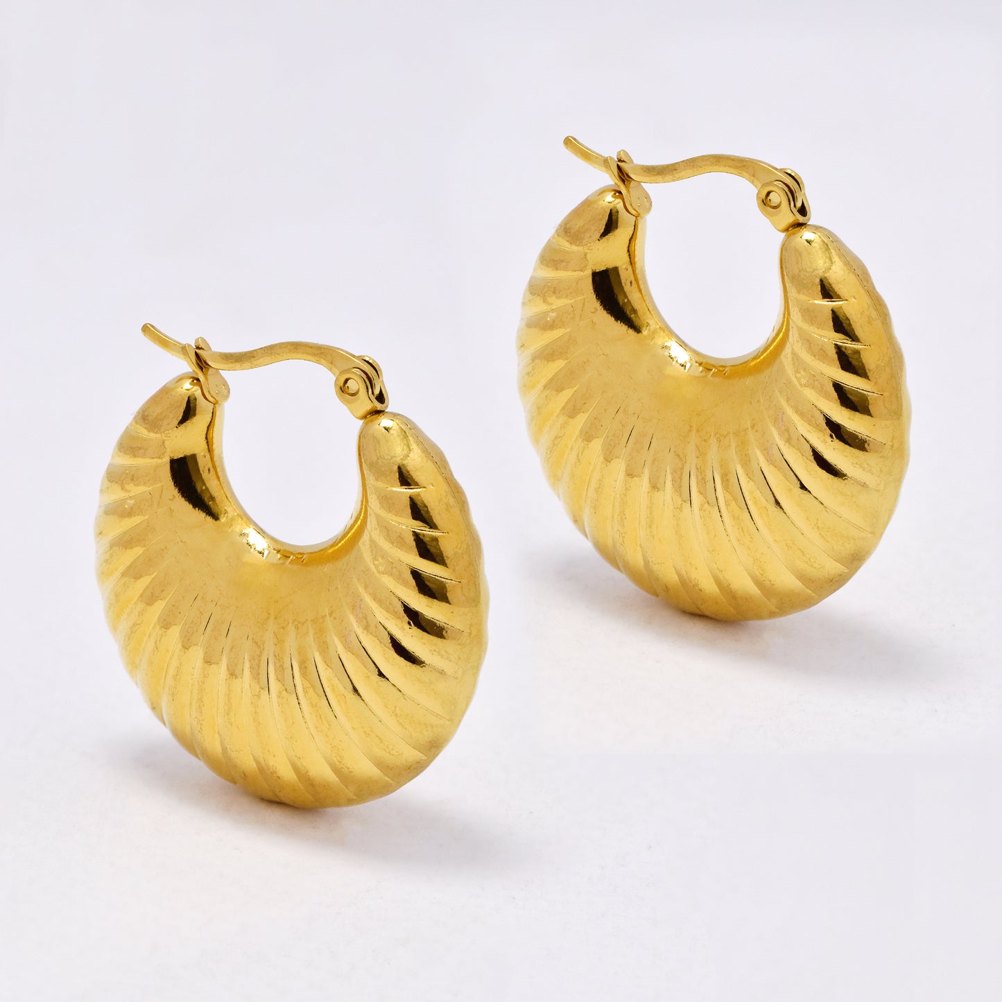 SSYE5976 - 31mm x 30mm round shell creole hoop earring