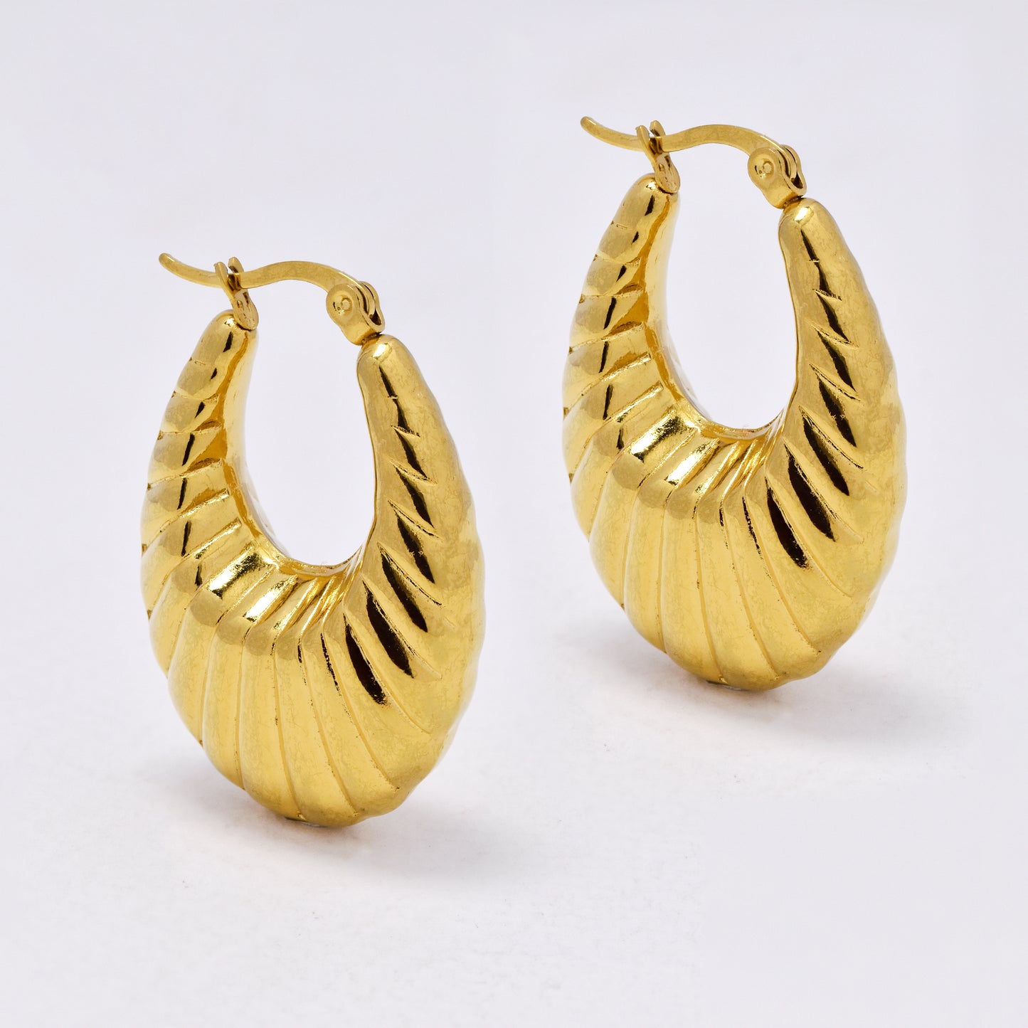 SSYE5977 - 34mm x 25mm oval shell creole hoop