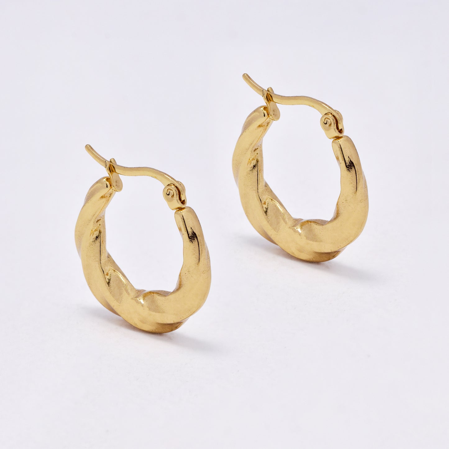 SSYE5981 - 25mm x 23mm twisted creole hoop earring