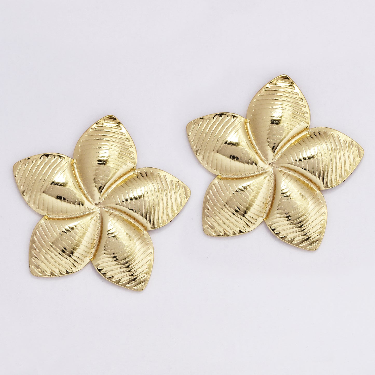 SSYE5988 - 31mm line pattern flower stud earrings
