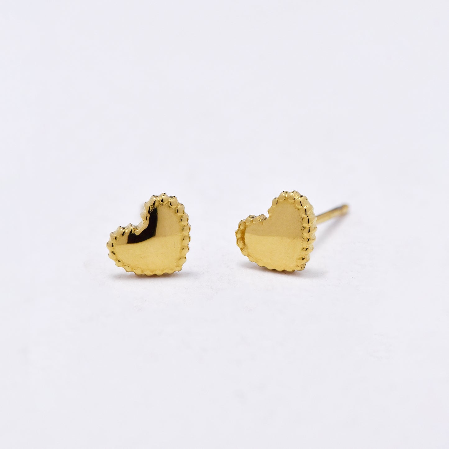 SSYE6005 - St Steel 7mm x 6mm heart with detailed edge stud earring