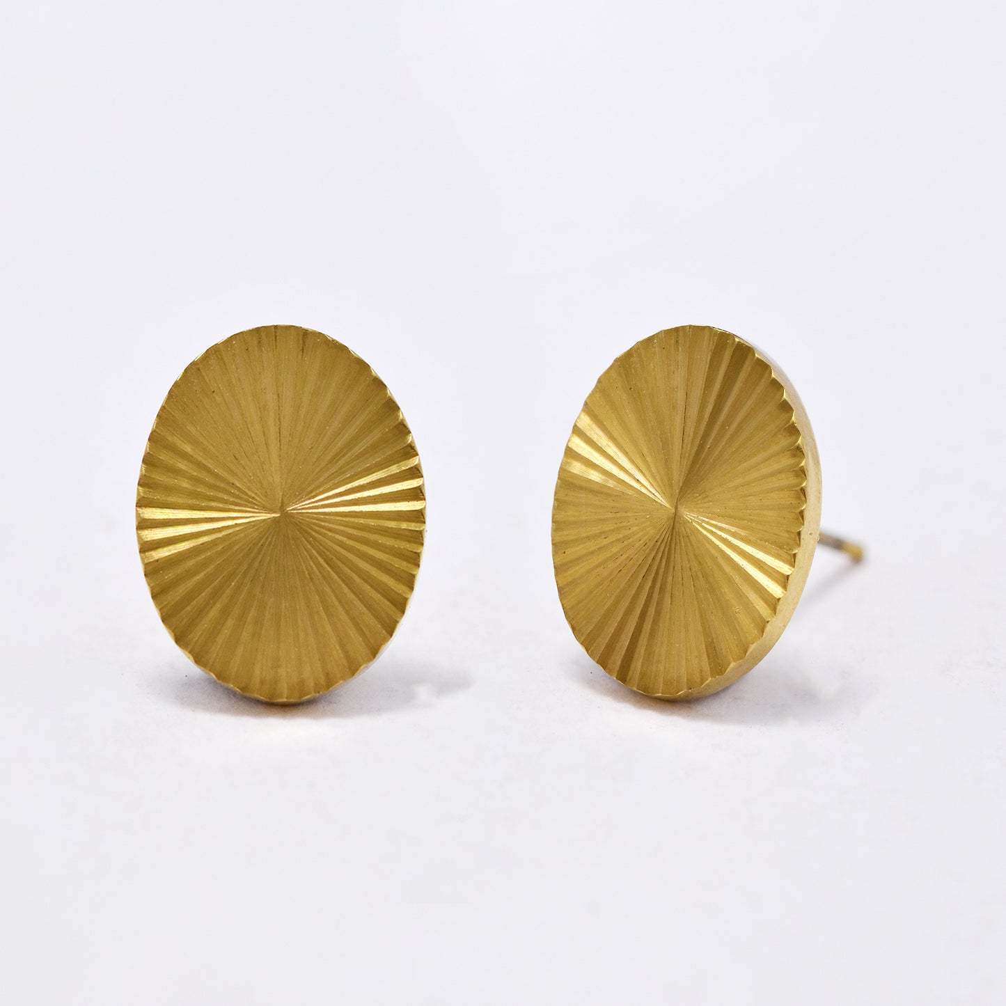 SSYE6008 - St Steel 13mm x 10mm oval line detail stud earring