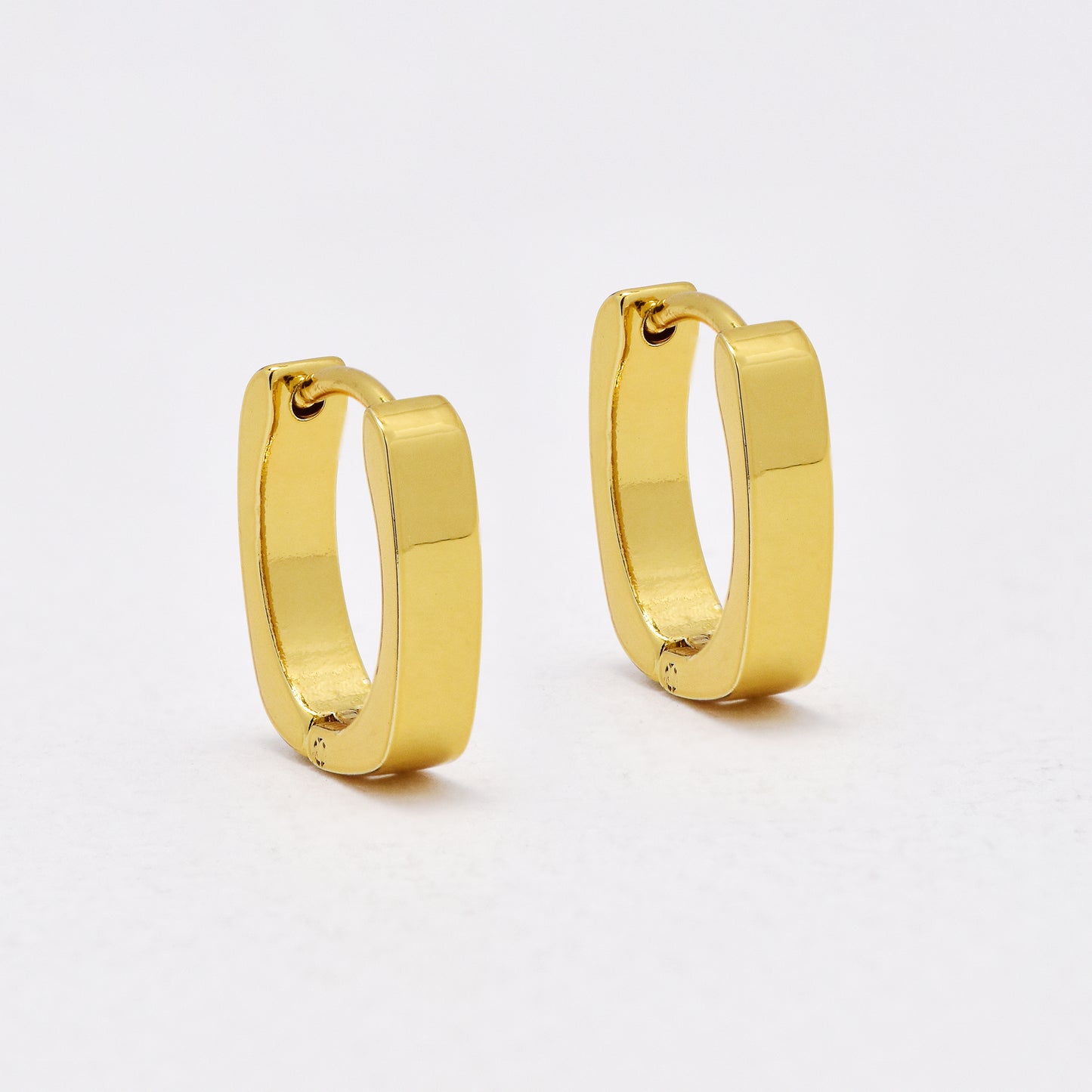 SSYE6501 - St Steel 13mm x 14mm squoval huggie earring