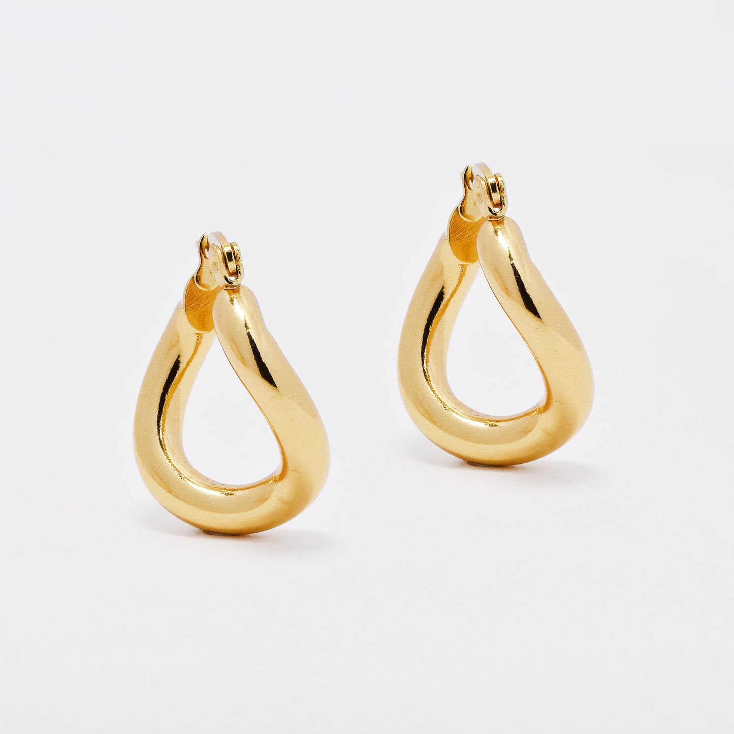 SSYE6524 - St Steel 24mm x 4mm wavy hoops