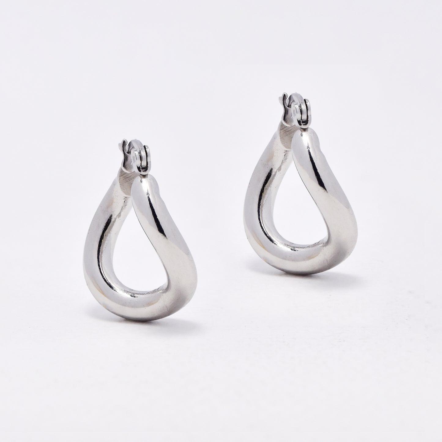 SSYE6524 - St Steel 24mm x 4mm wavy hoops