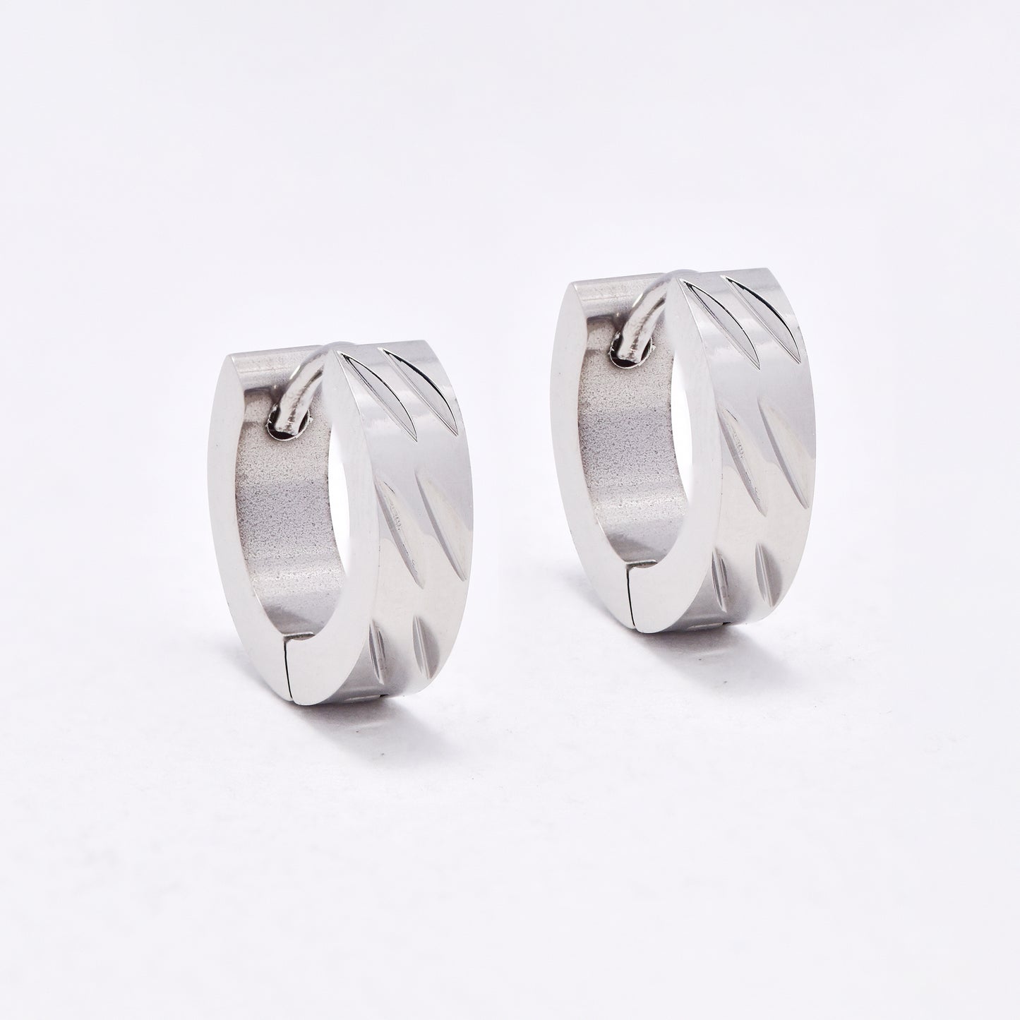 SSYE6638 - St Steel 13.5mm x 4mm huggies with cutout pattern