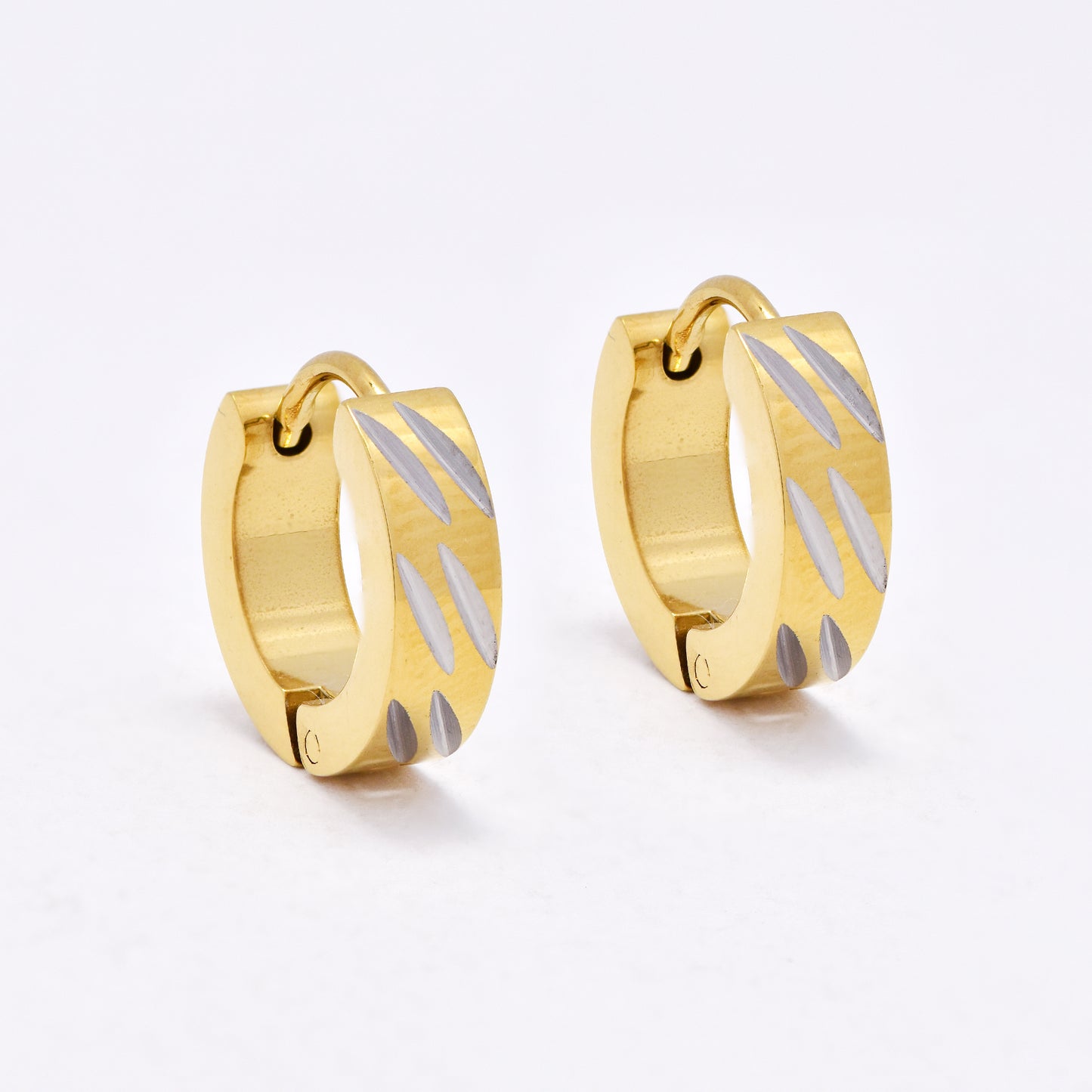 SSYE6638 - St Steel 13.5mm x 4mm huggies with cutout pattern