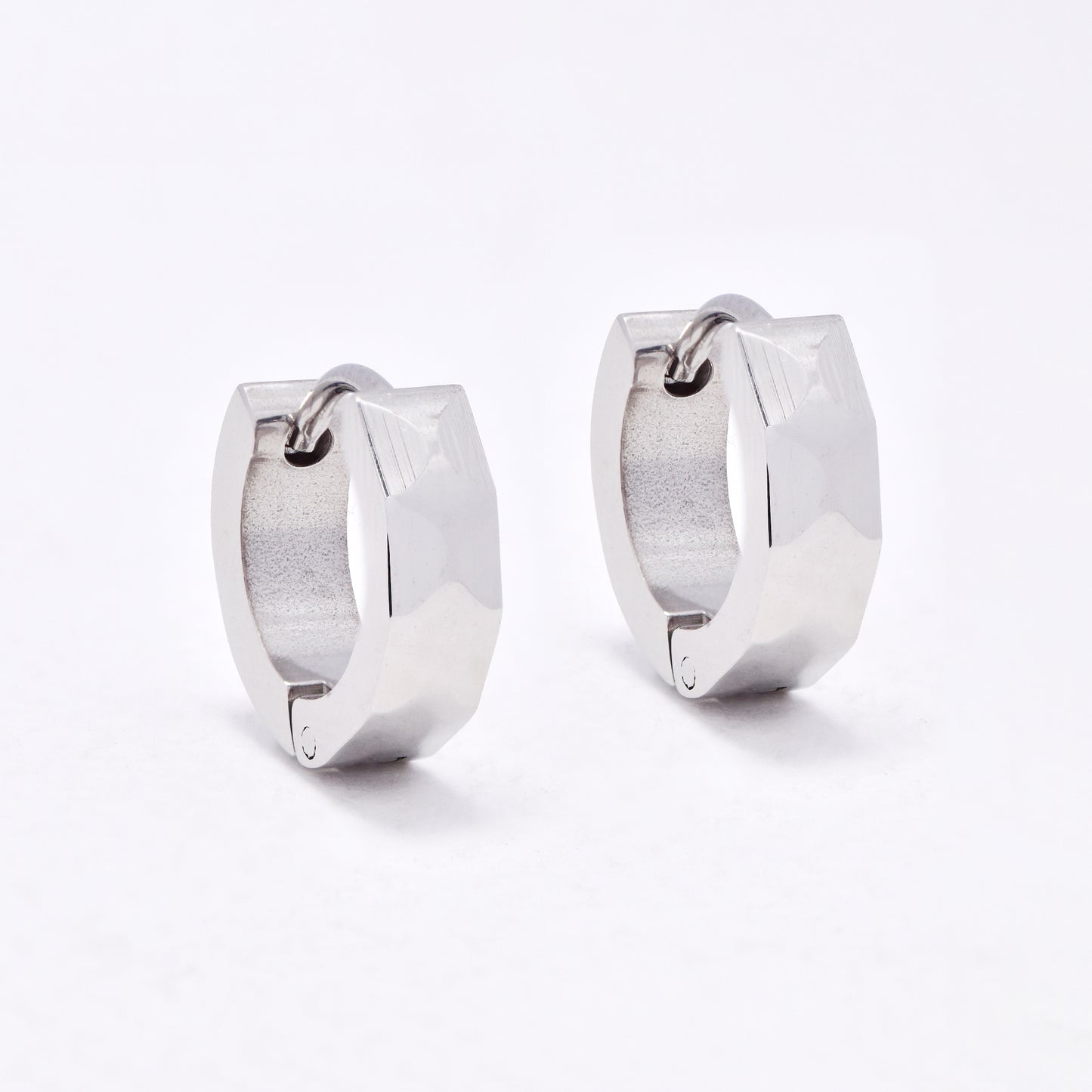SSYE6639 - St Steel 13.5mm x 4mm huggies with hammered finish