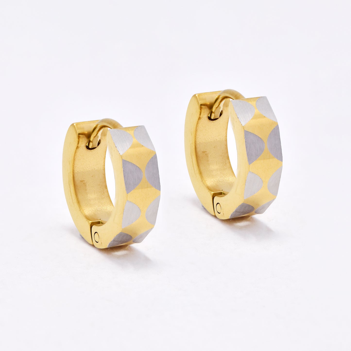 SSYE6639 - St Steel 13.5mm x 4mm huggies with hammered finish