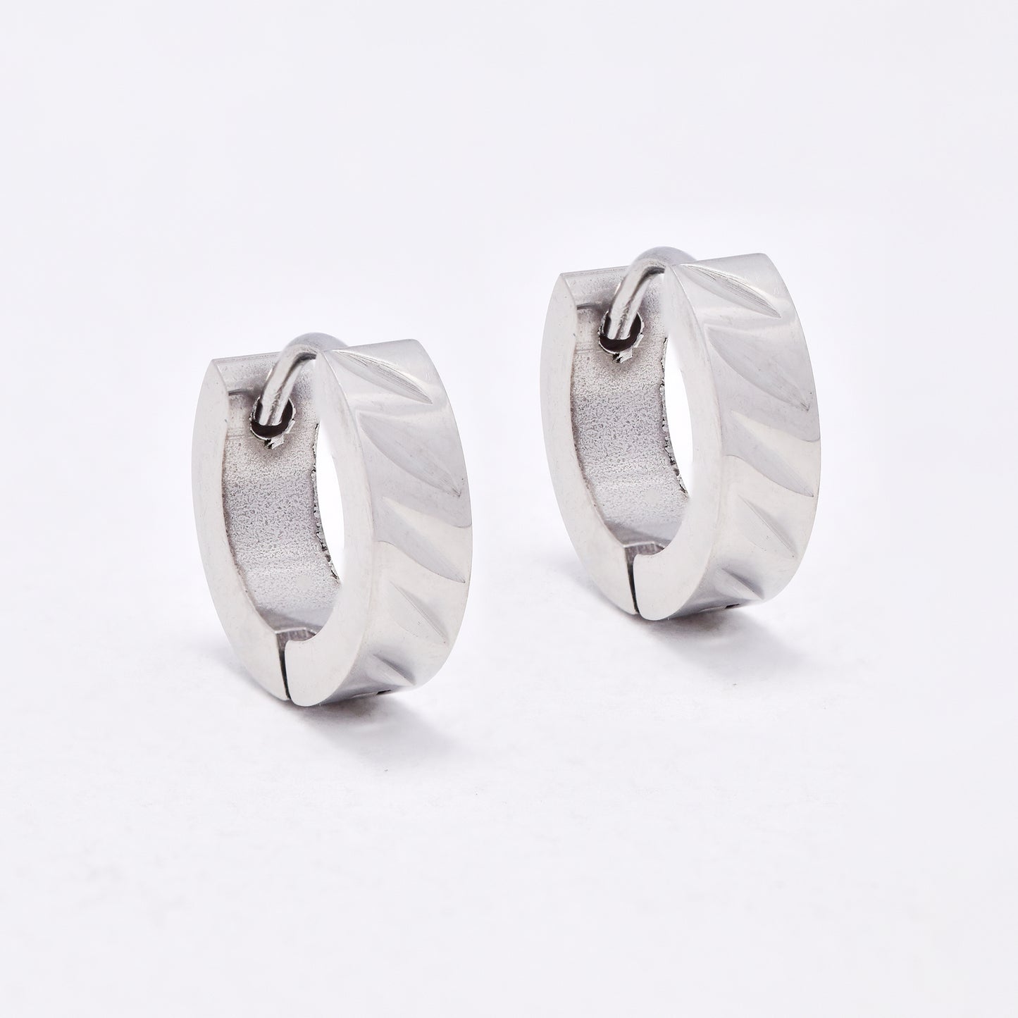 SSYE6642 - St Steel 13.5mm x 4mm huggies with cutout pattern