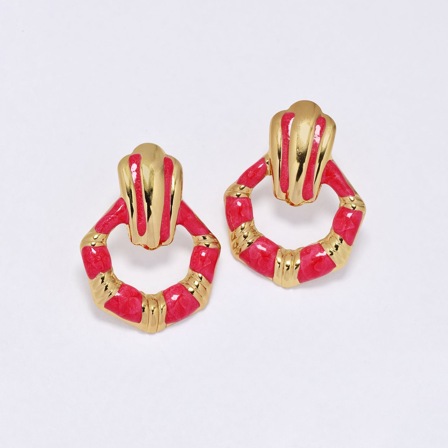 SSYE6839 - Steel irregular shaped enamel detail stud earring