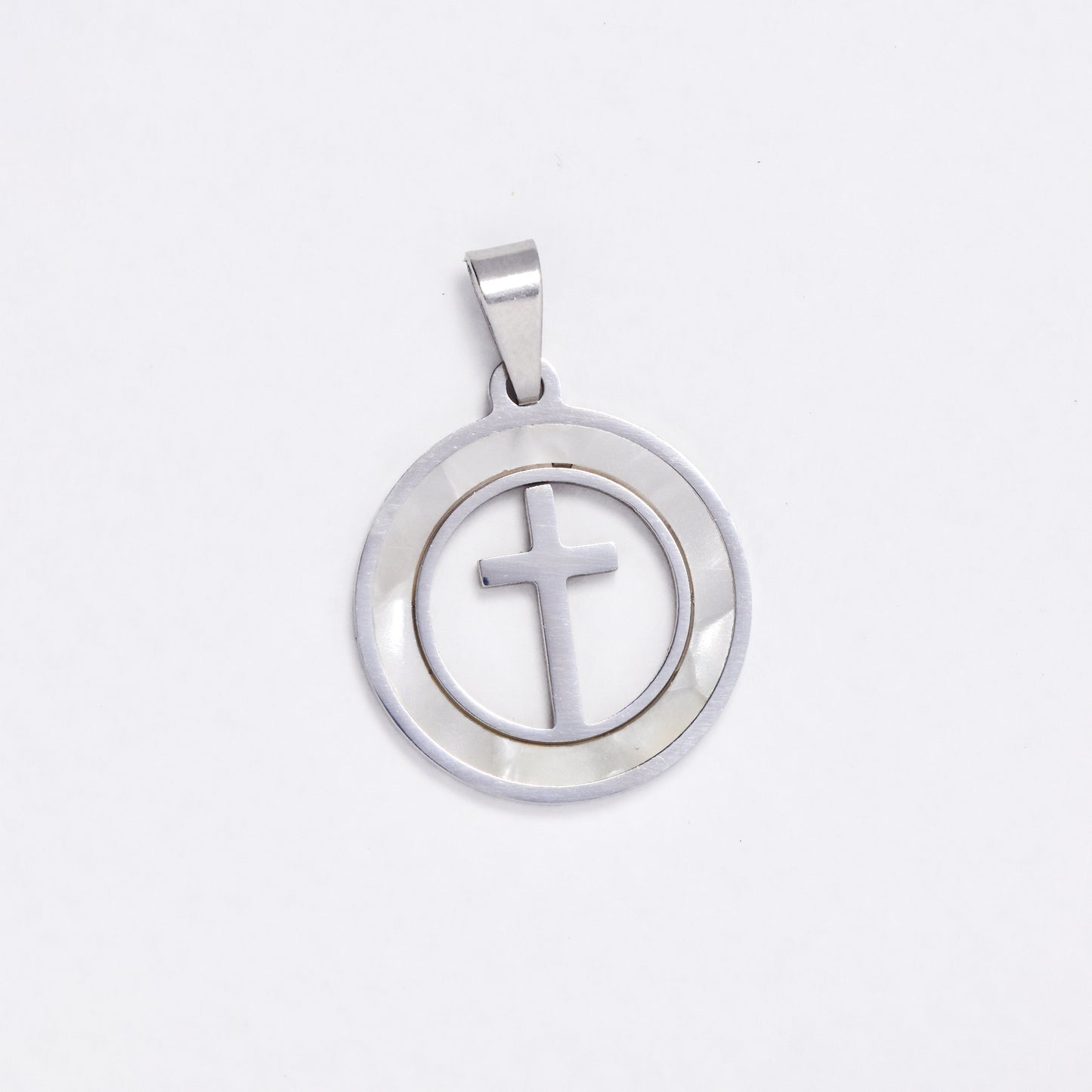 SSYP6078 - St Steel 20mm round shell disk with plain cross pendant
