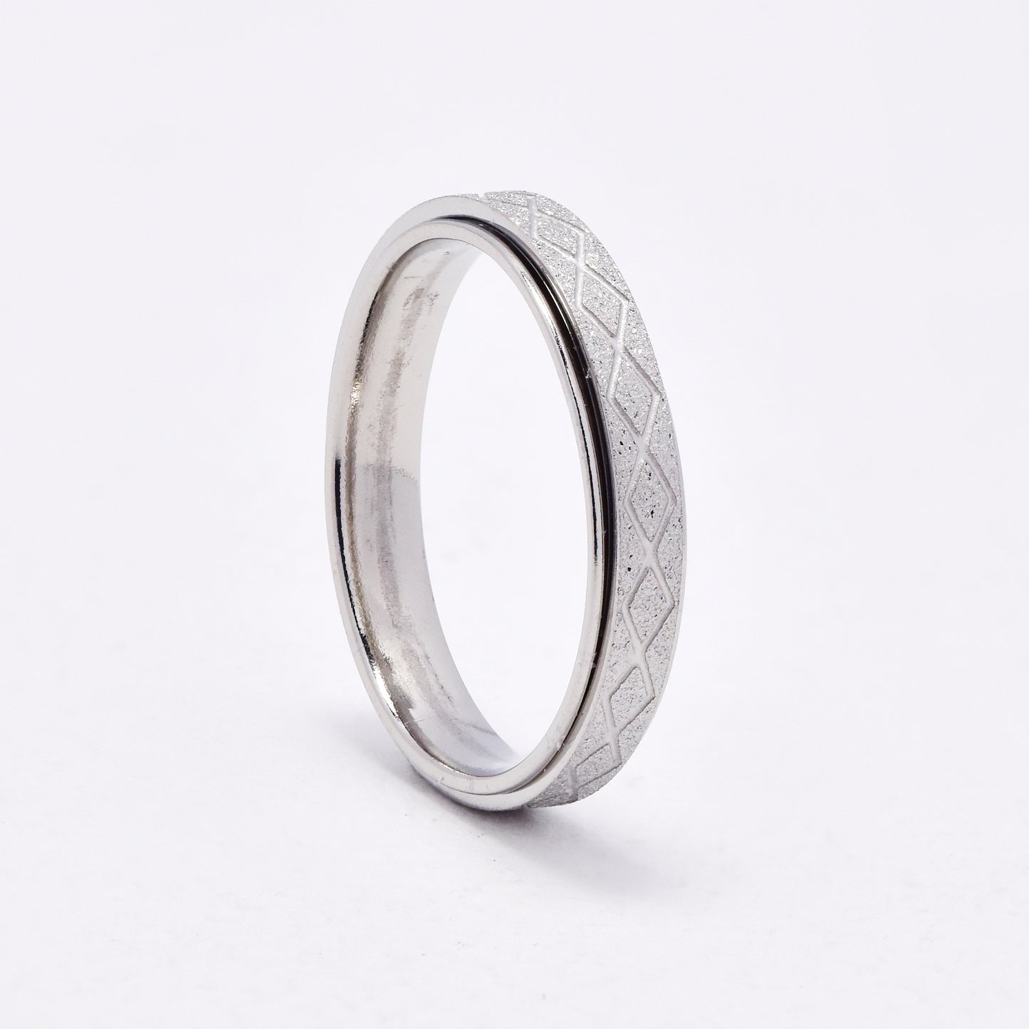 SSYR6704 - St Steel 4mm iced criss-cross pattern spinner ring