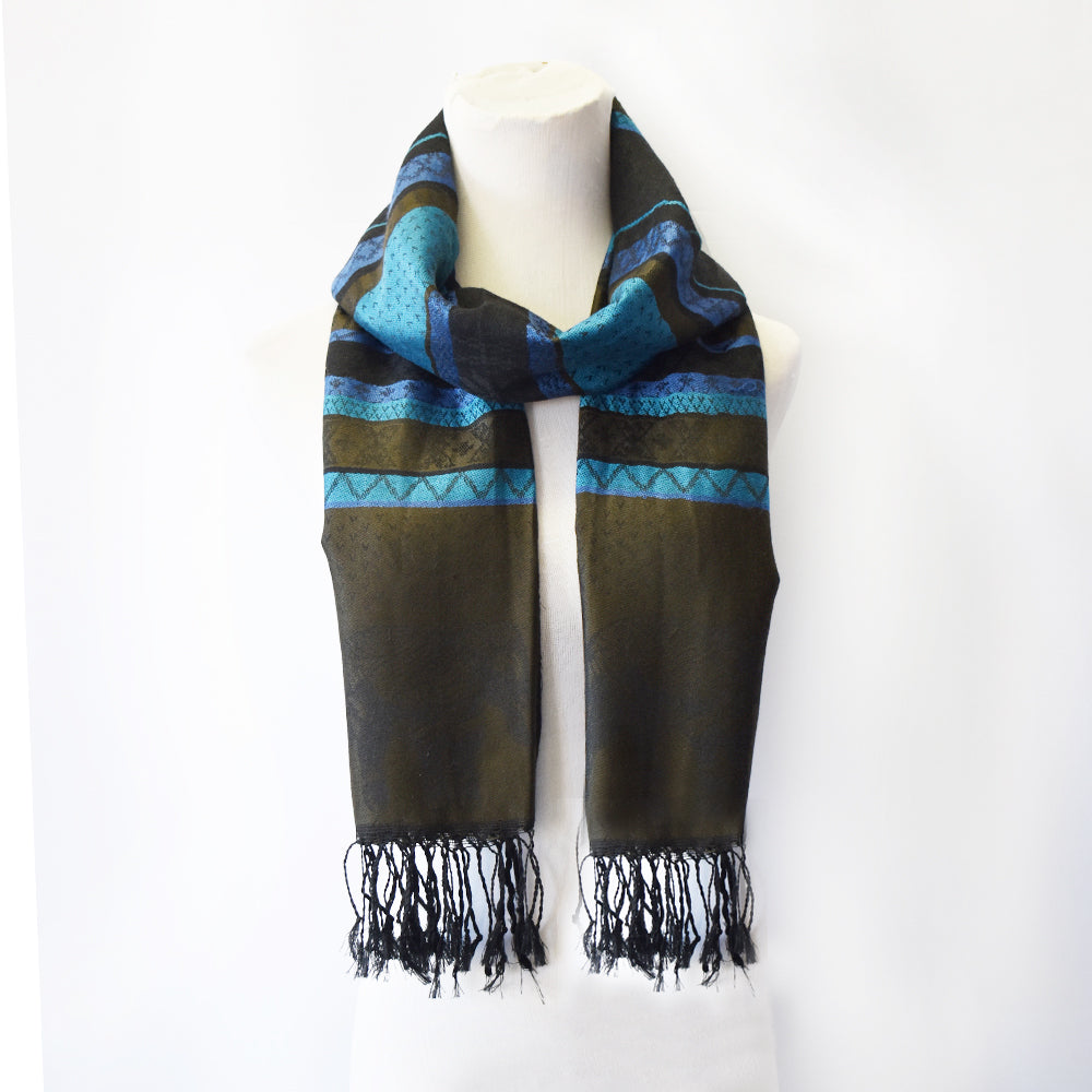 VS860 - Lightweight scarf with geometric patterns and tasseled edges
