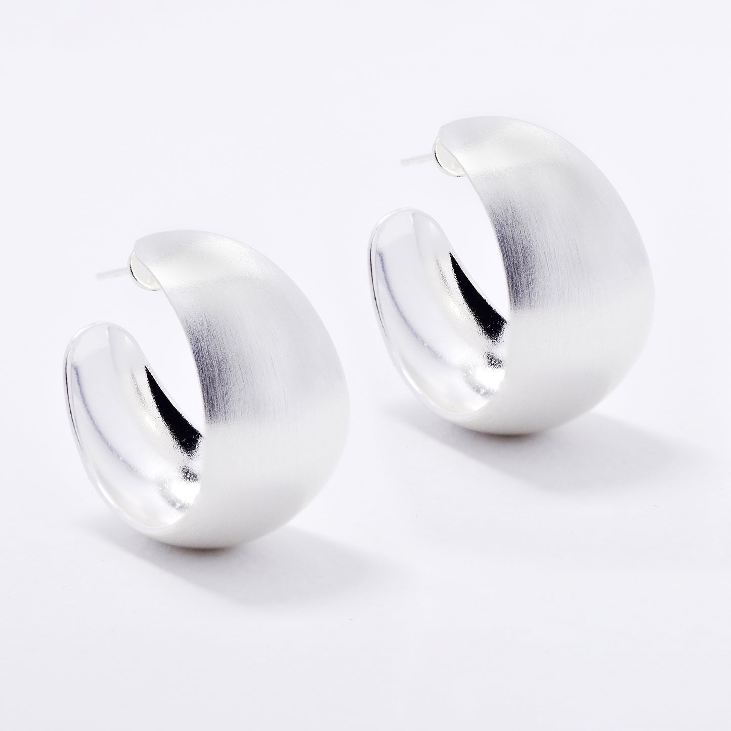 YE6190 - Broad 32mm x 18mm Matte Hoop Earrings