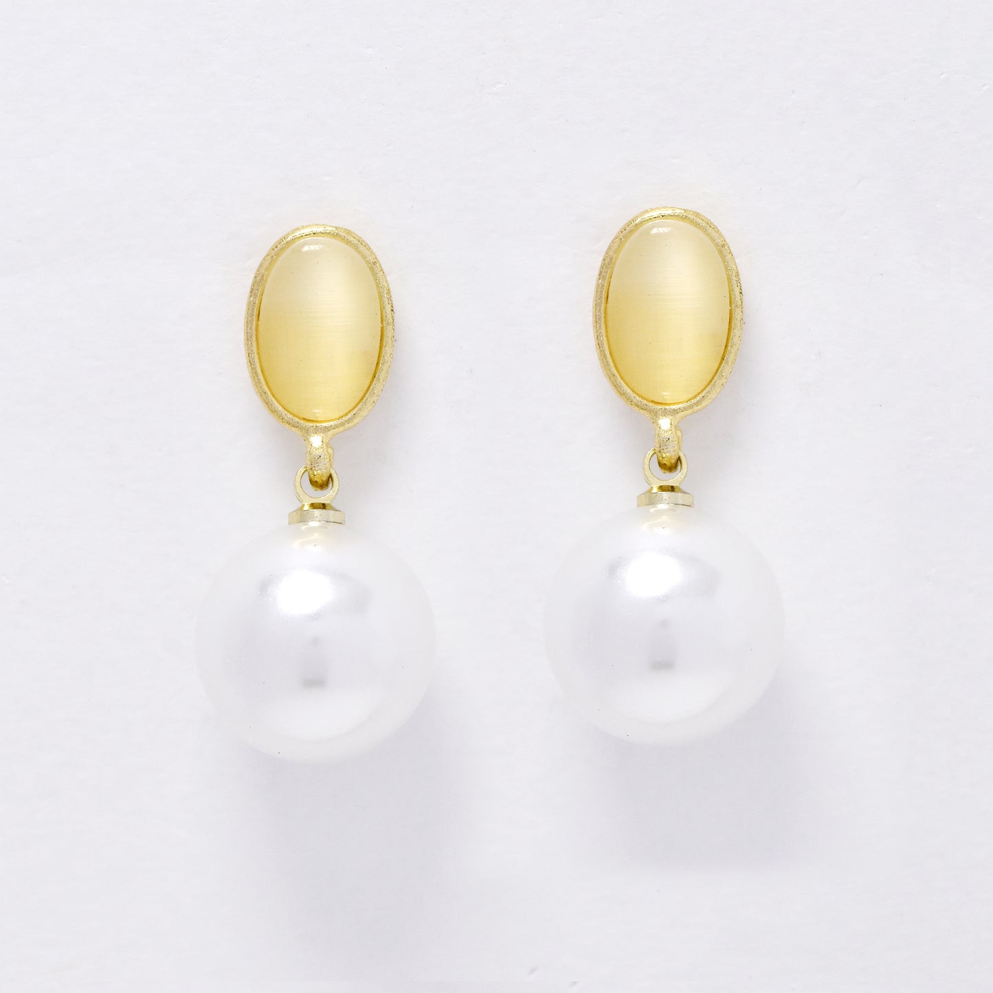 YE6267 - 34mm immitation cats eye & pearl stud earrings
