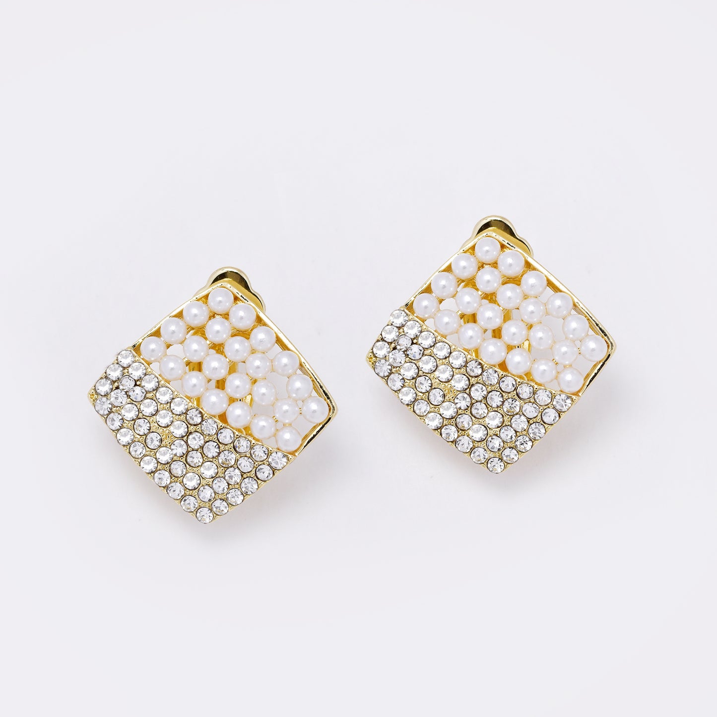 YE7697 - Faux pearl & diamante 18mm clip-on earring