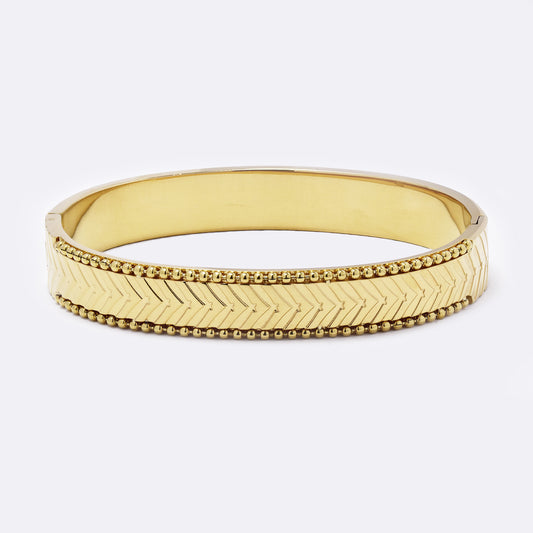 Hinged bangle with arrow pattern and stippled border - SSYB5565