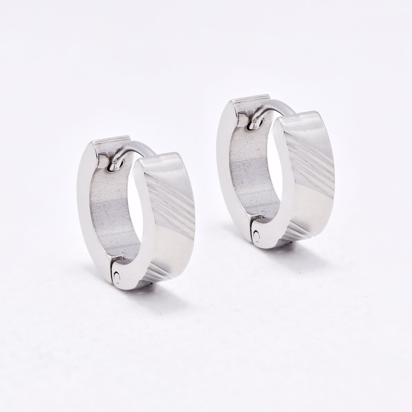 SSYE6641 - St Steel 13.5mm x 4mm huggies with diagonal lines