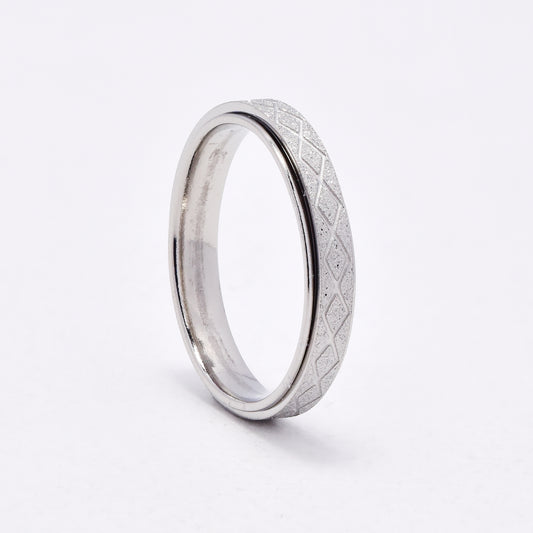 SSYR6704 - St Steel 4mm iced criss-cross pattern spinner ring
