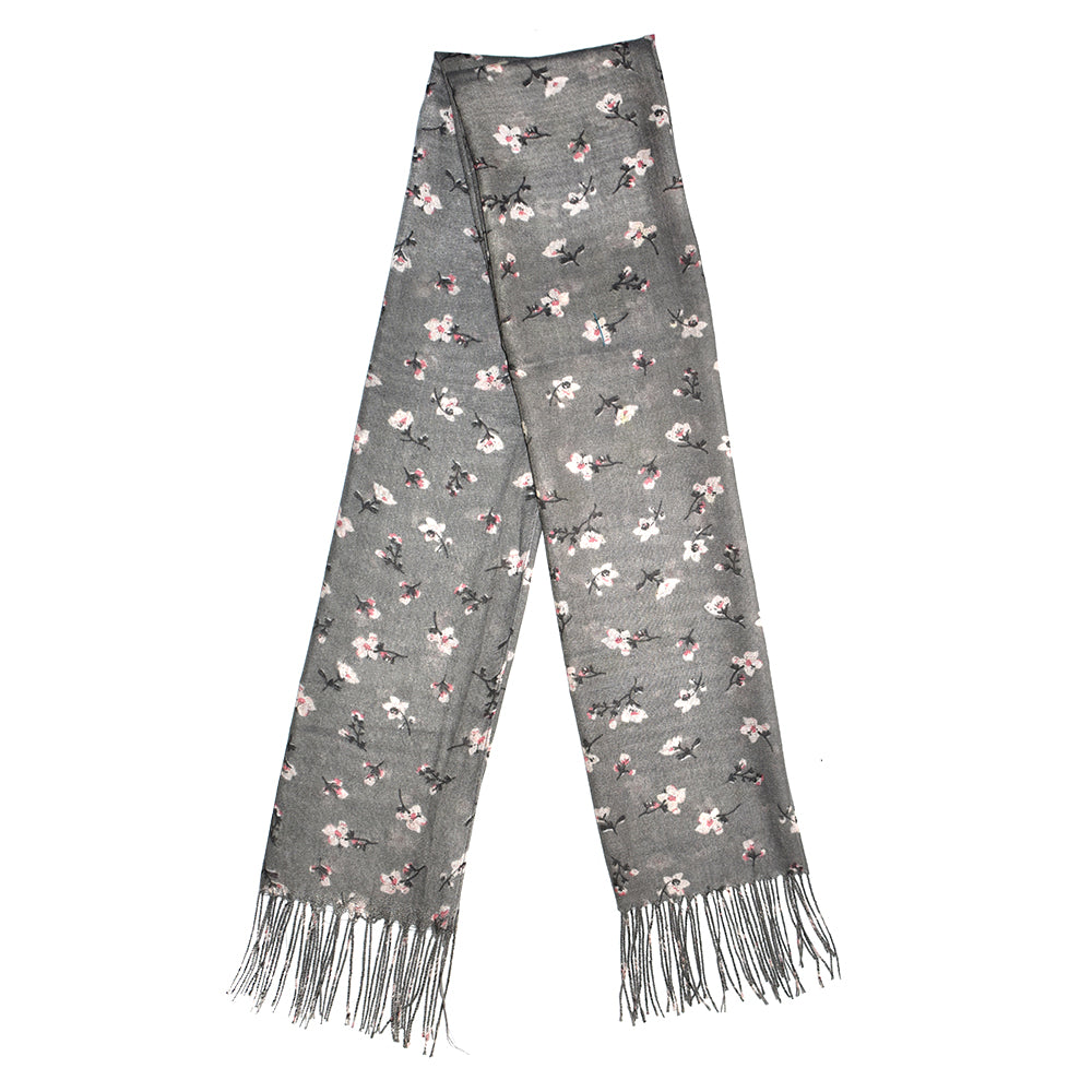 Tassel scarf with daisy blossoms
