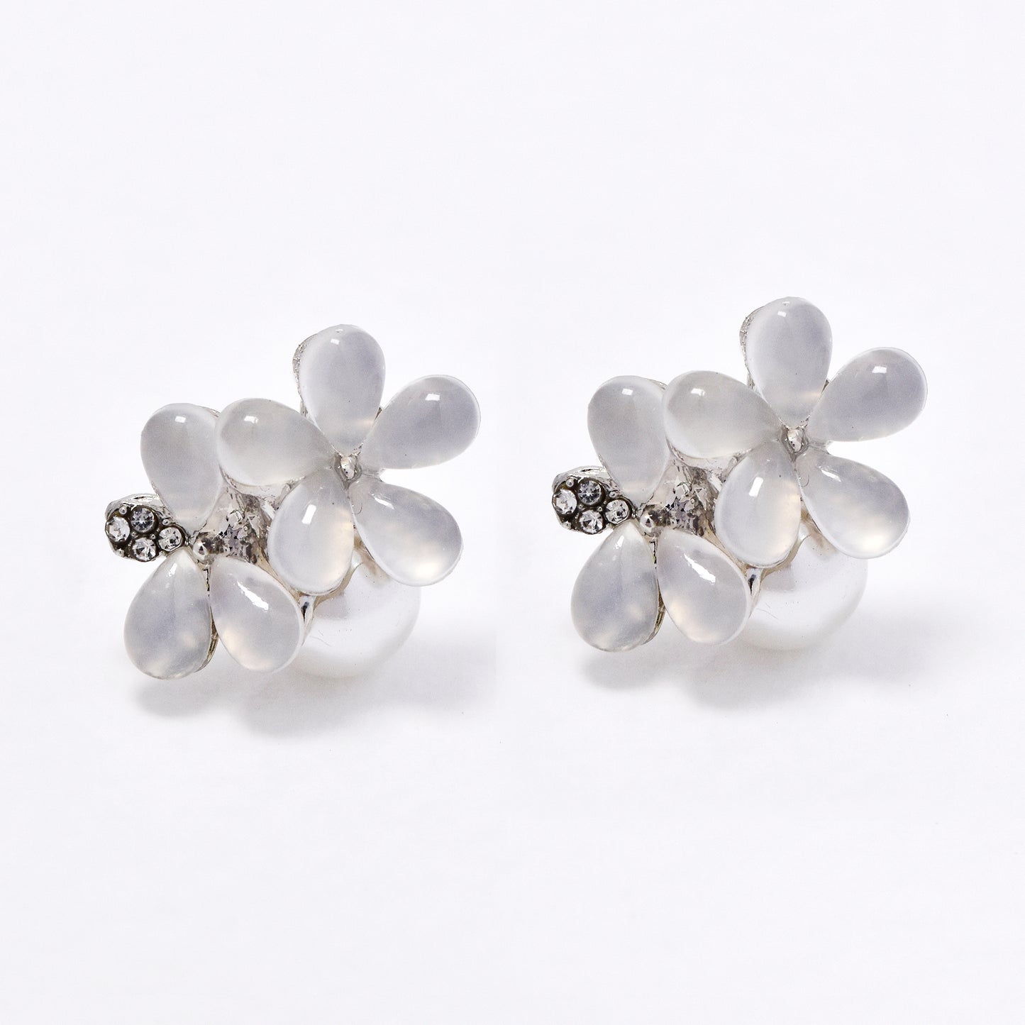YE6250 - 17mm resin flower & pearl stud earrings