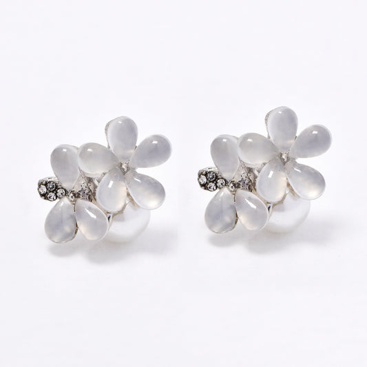 YE6250 - 17mm resin flower & pearl stud earrings