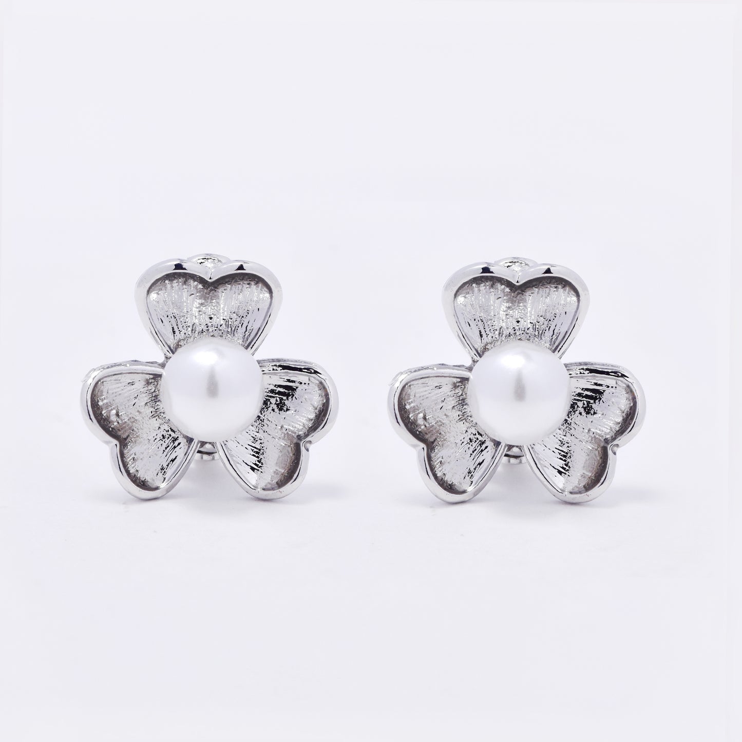 YE7702 - Faux pearl flower clip-on earring