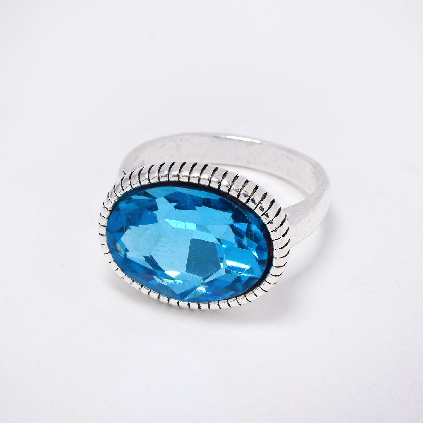 YR6792 - Fashion statement crystal line rim ring